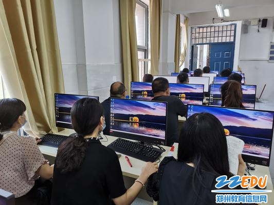 老师们认真听讲与学习