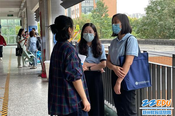 郑州市第一中学政治教师董伟丽与学员教师葛妍妍和李金环课后交流