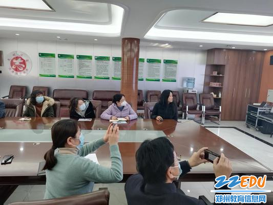 老师们兴趣昂然地围观理化生组张茵老师发言