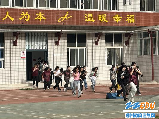 3.西校区的同学们有序从宿舍楼撤离