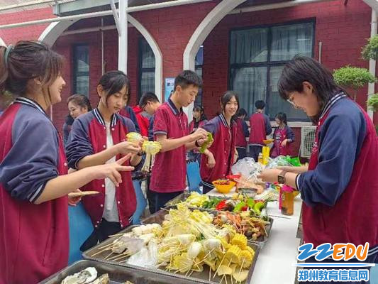 扇贝、鸡翅、牛肉、金针菇、生菜、丸子……各班学生们都准备了丰富的烧烤食材