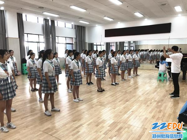 1郑州19中星空合唱团来到遵义师范学院音乐厅排练