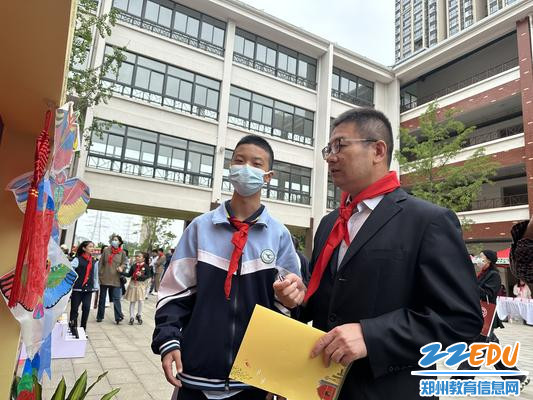 郑州市第六初级中学学子向市教育局基教处副处长崔晓勇做讲解